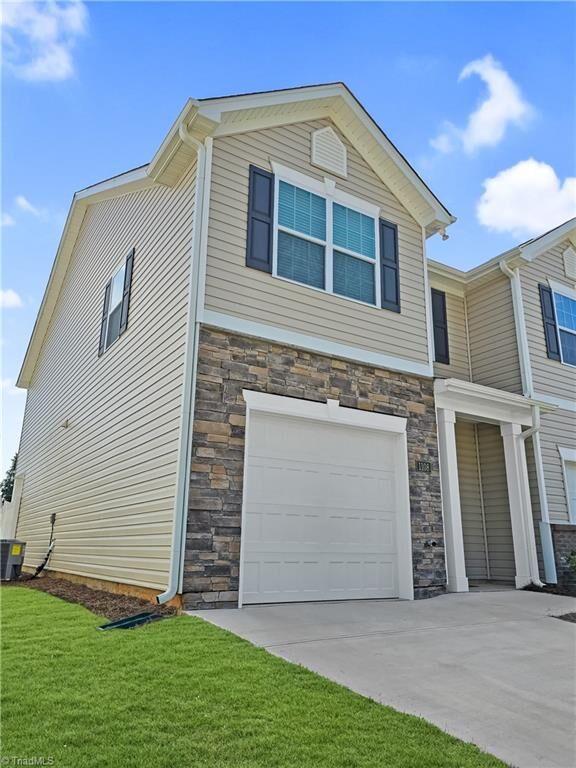 Property Photo: 1108 Evelynnview Lane NC 27284