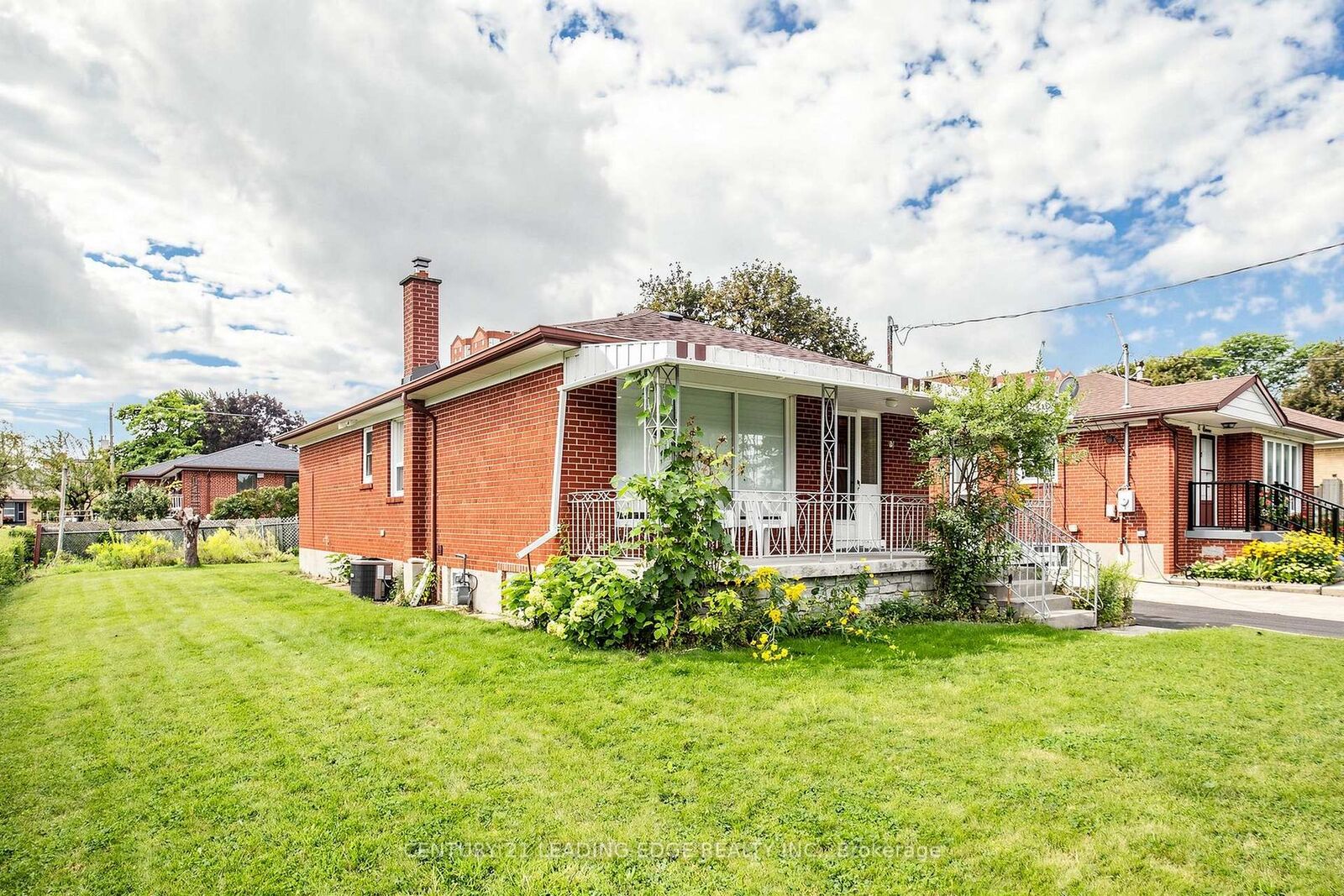 Property Photo:  15 Maretta Avenue Upper  ON M1K 3X8 