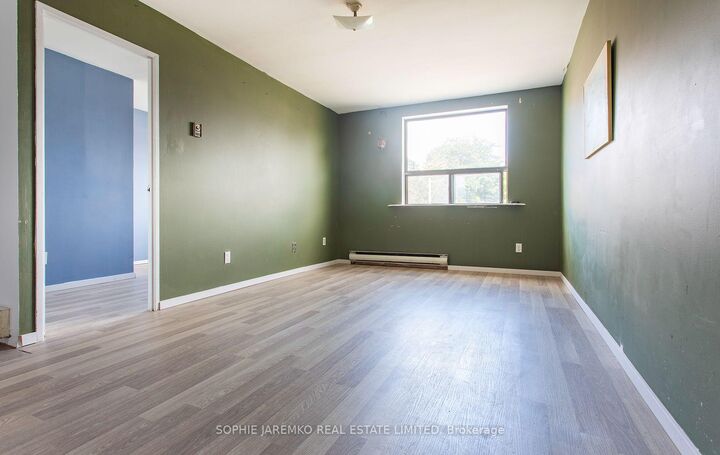 Property Photo:  1071A Bloor Street W 3  ON M6H 1M5 
