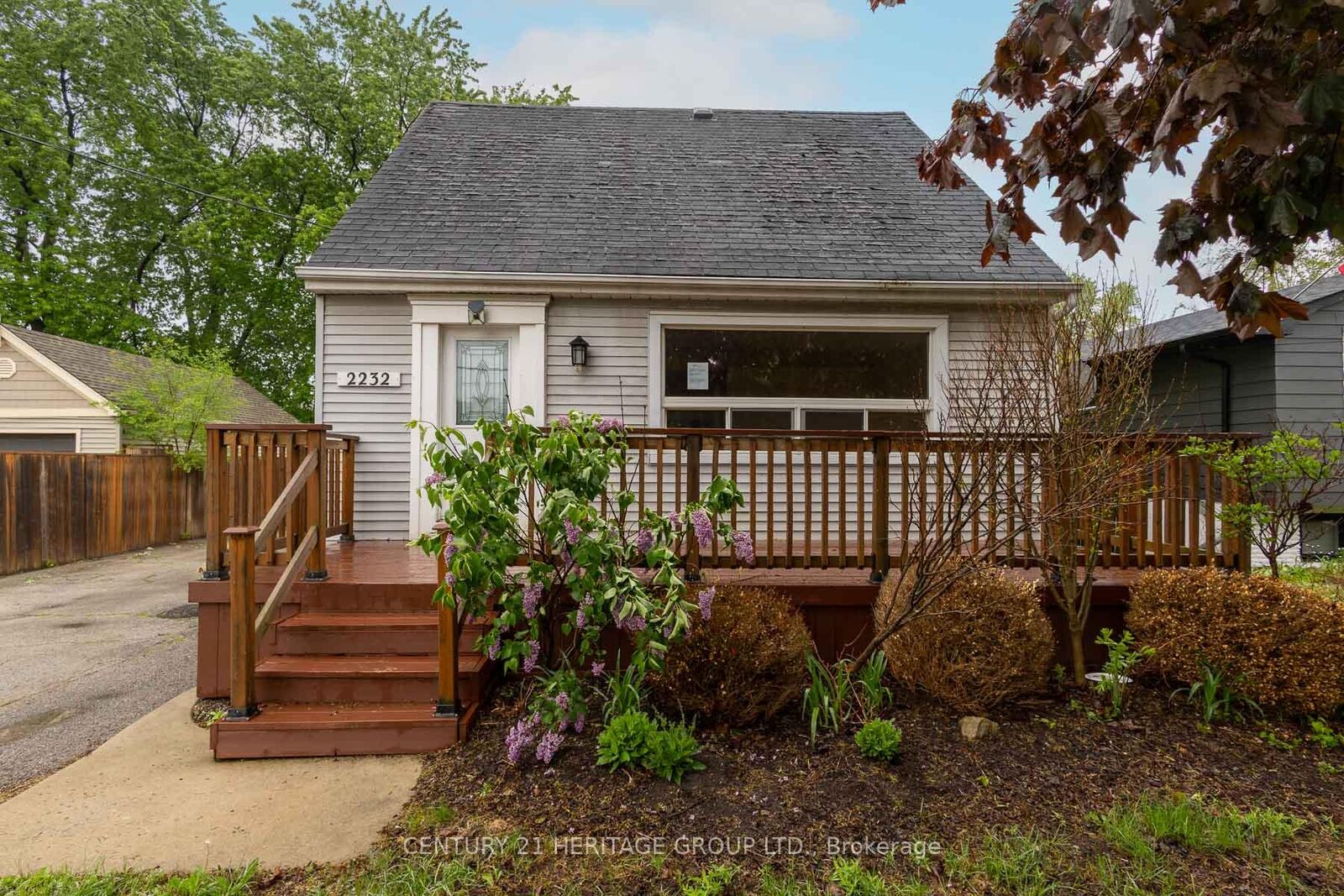 Property Photo:  2232 Queensway Drive  ON L7R 3T1 