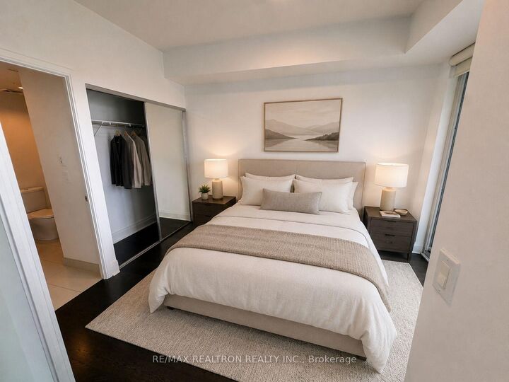 Photo de la propriété:  65 St Mary Street W 1707  ON M5S 0A6 