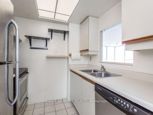 Property Photo:  5 Concorde Place 1110  ON M3C 3M8 