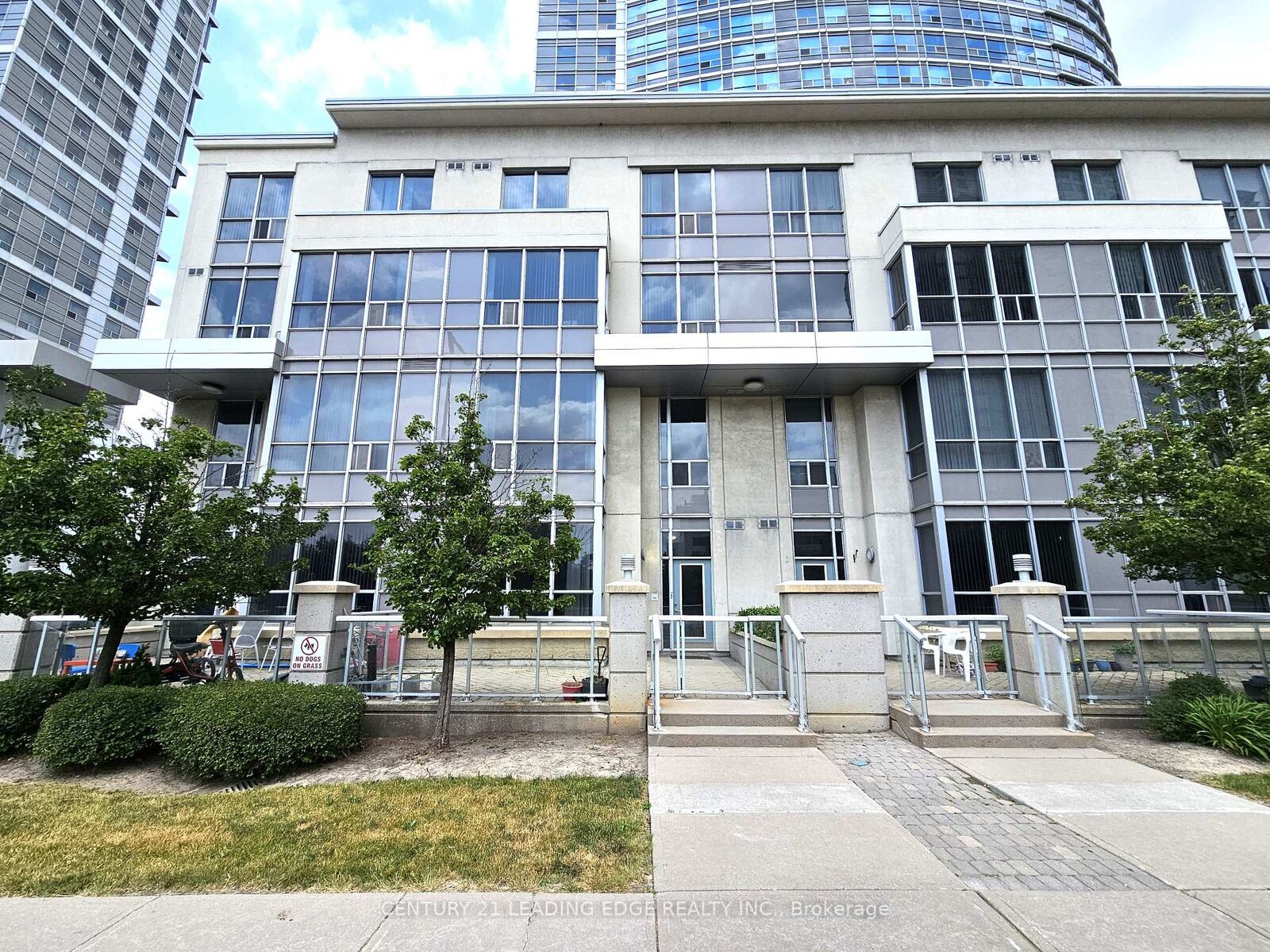 Property Photo: 38 Lee Centre Drive Th120 ON M1H 3J7