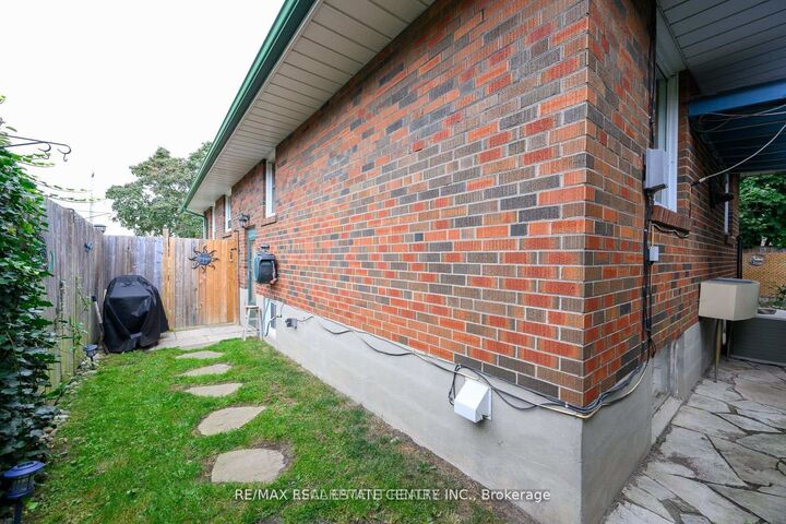 Property Photo:  79 Chandler Drive  ON M1G 1Z1 