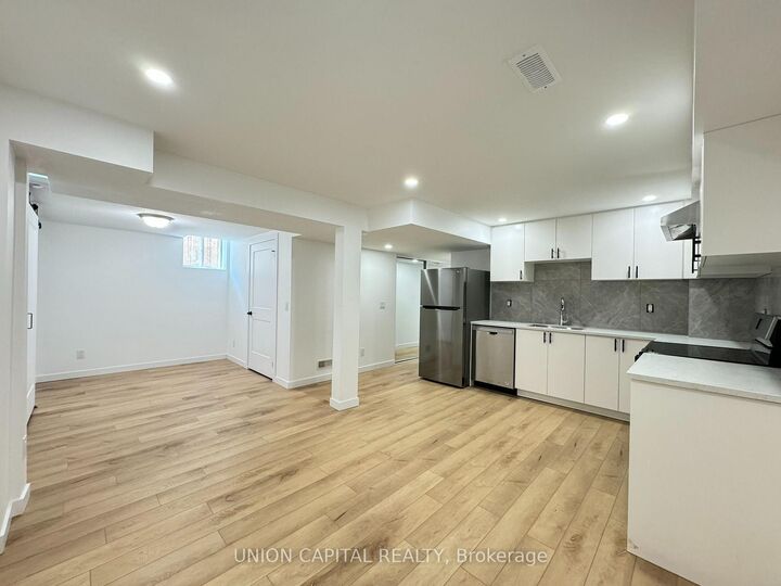 Property Photo:  704 Courtney Valley Road Lower  ON L5V 0C3 