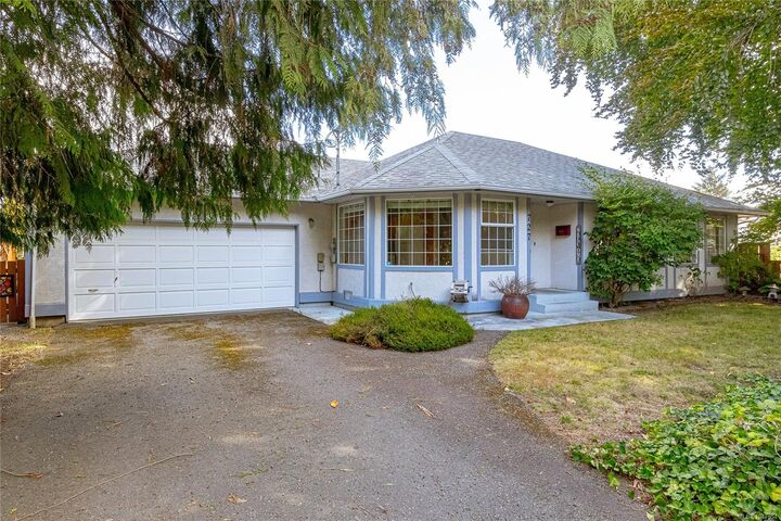 Property Photo:  727 Park Pl  BC V9L 5G1 