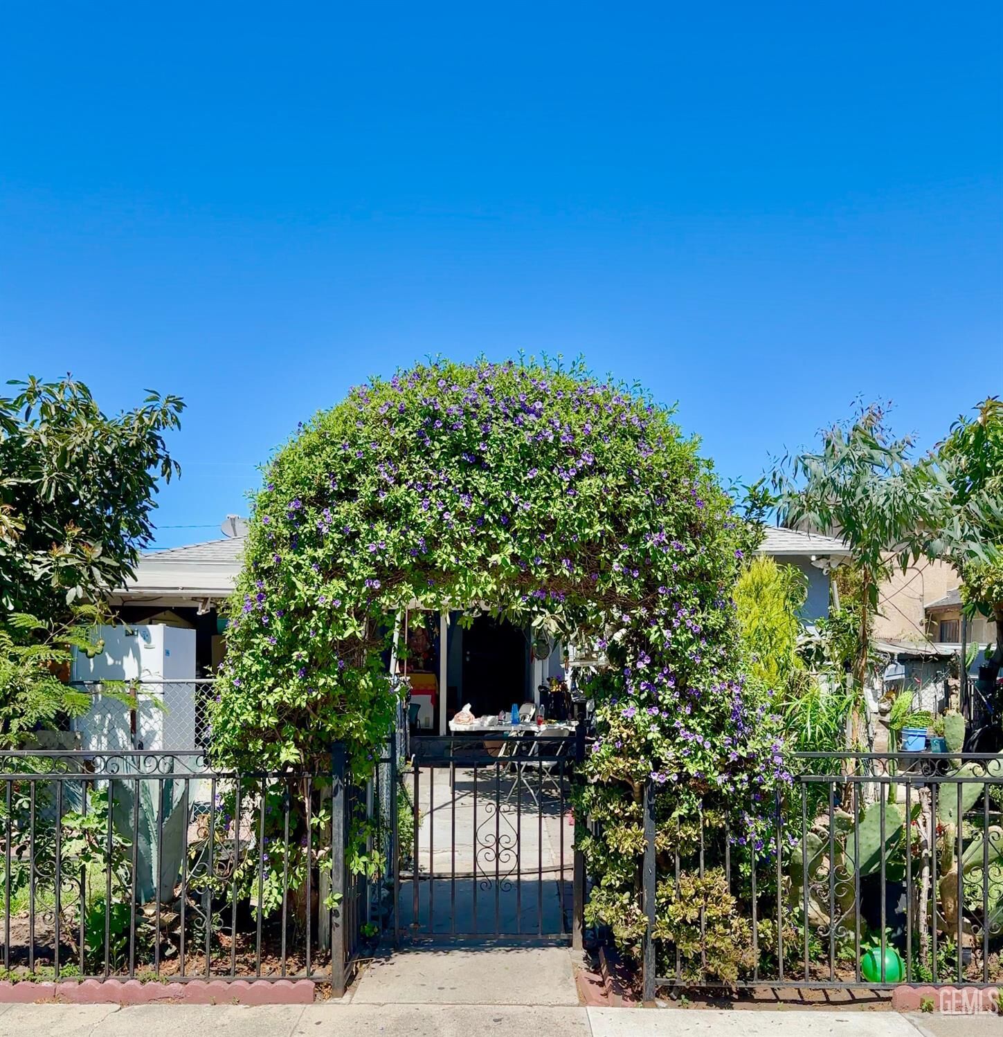 Property Photo:  419 W Kamala Street  CA 93033 