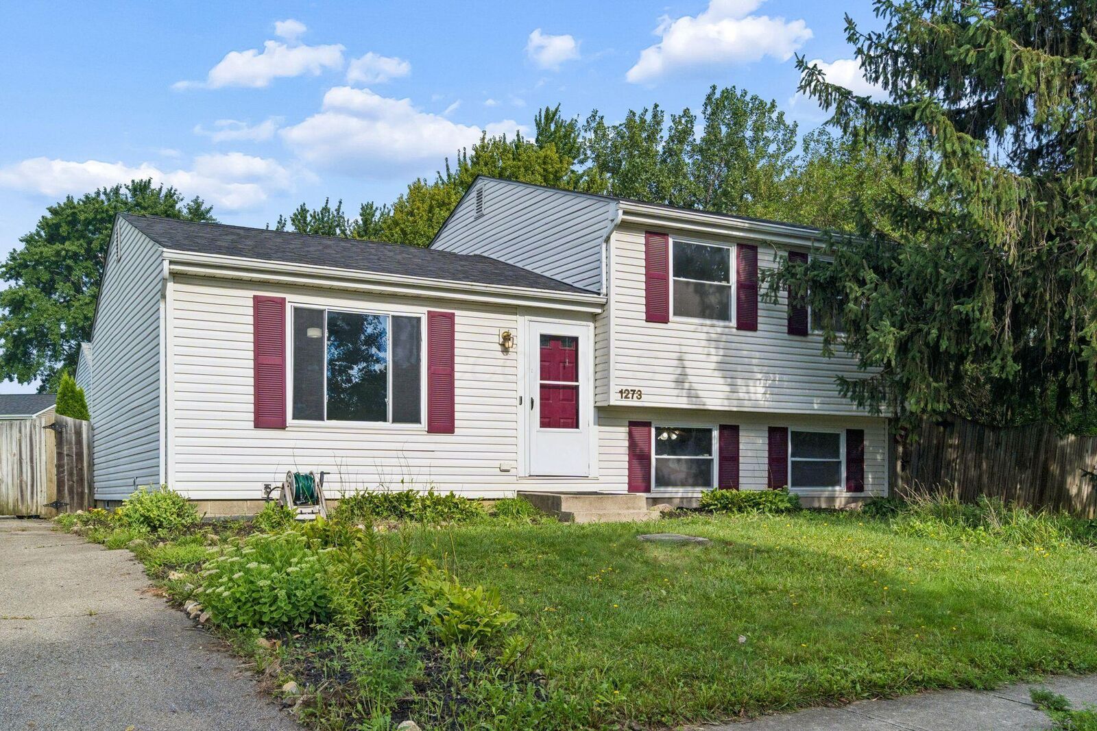 Property Photo: 1273 Winesap Drive OH 43204