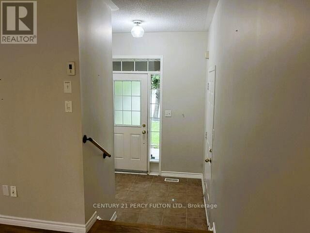 Property Photo:  872 Oaktree Crescent  ON L3X 2Y7 