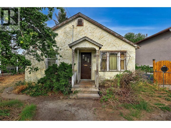 Property Photo:  322 Linden Avenue  BC V2B 2M9 