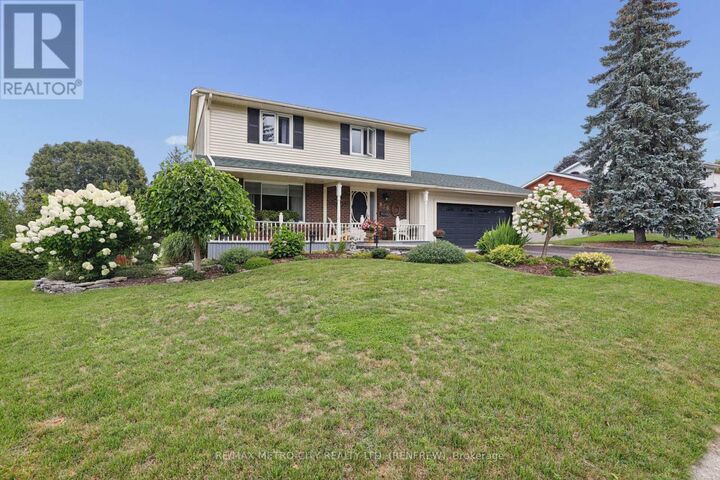 Property Photo: 876 Hillsview Street ON K7V 4H8