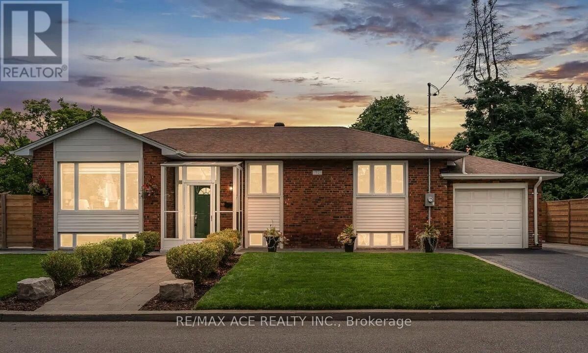 Property Photo:  52 Ivorwood Crescent Main  ON M1R 2X4 