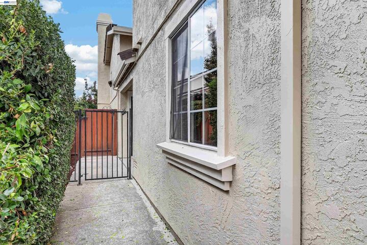 Property Photo: 3813 Stone Pointe Way CA 94588