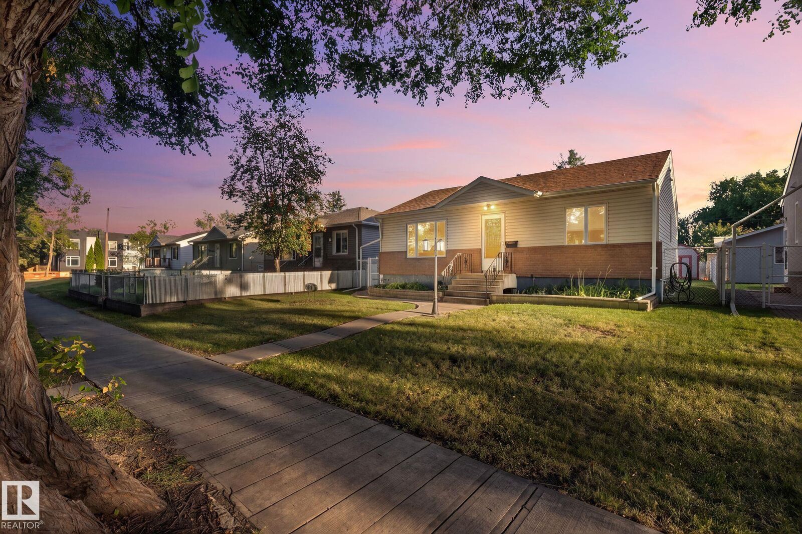 Property Photo:  9719 65 Avenue NW  AB T6E 0K5 