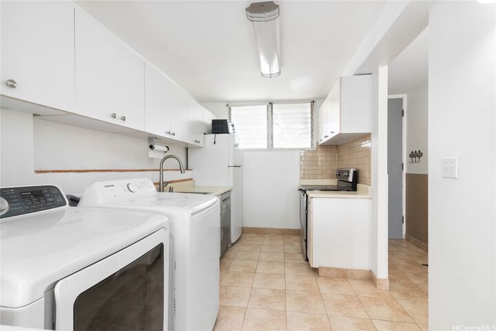 Property Photo:  780 Amana Street 1102  HI 96814 