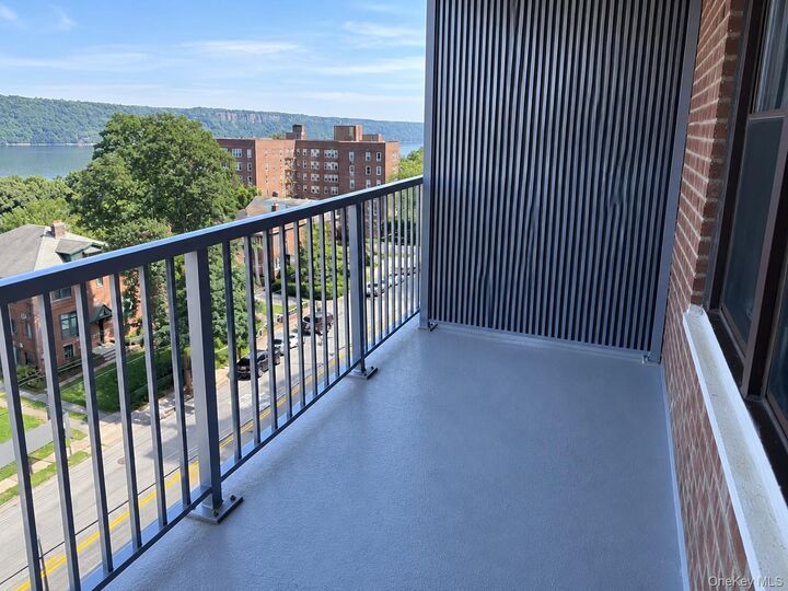 Property Photo:  678 Warburton Avenue 4F  NY 10701 