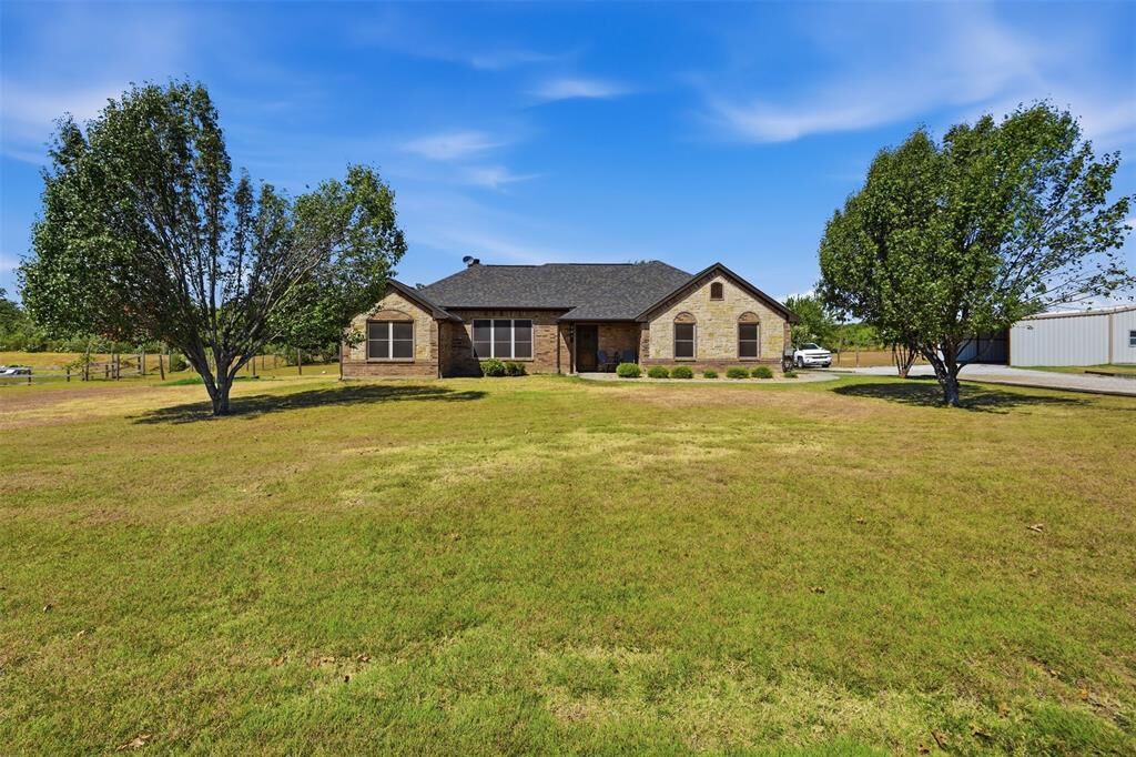 Property Photo:  201 N Casey Court  TX 76082 