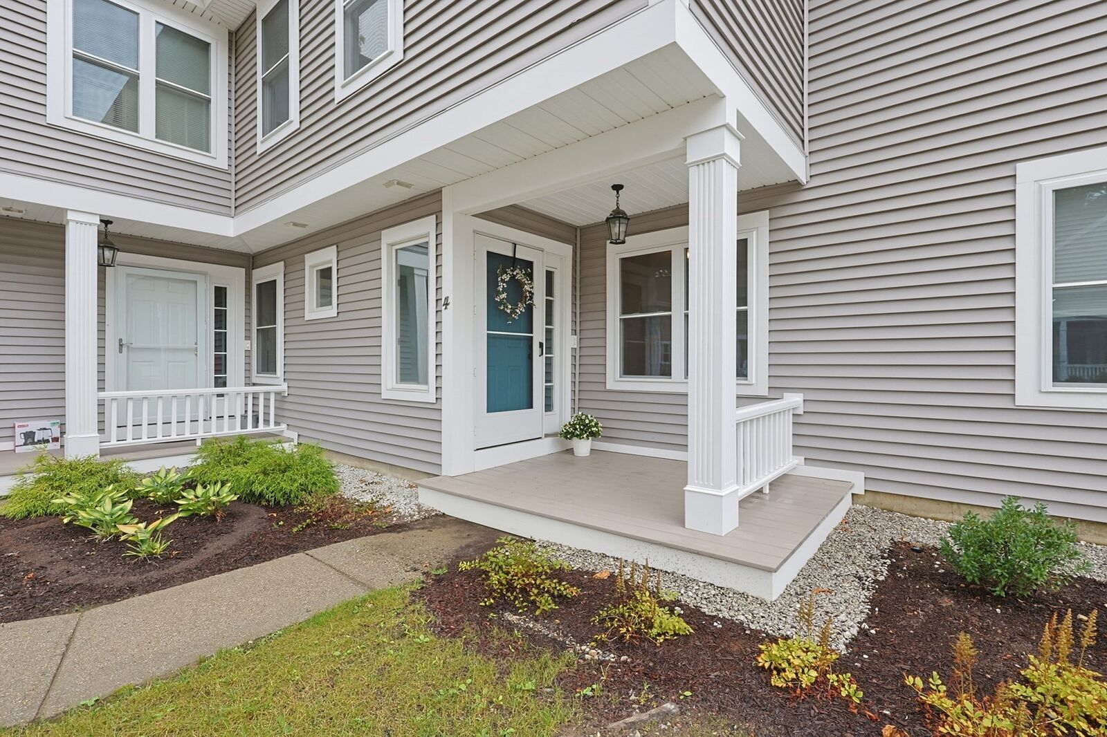 Property Photo:  4 Oak Ct 4  MA 02370 