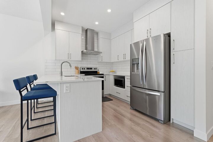 Property Photo:  154 Crestridge Common SW  AB T3B 6J5 
