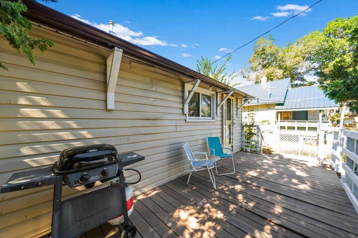 Property Photo:  511B Maple Avenue SE  AB T1B 3A6 