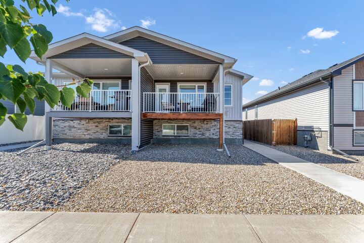 Property Photo:  122 Somerside Road SE  AB T1B 0N3 