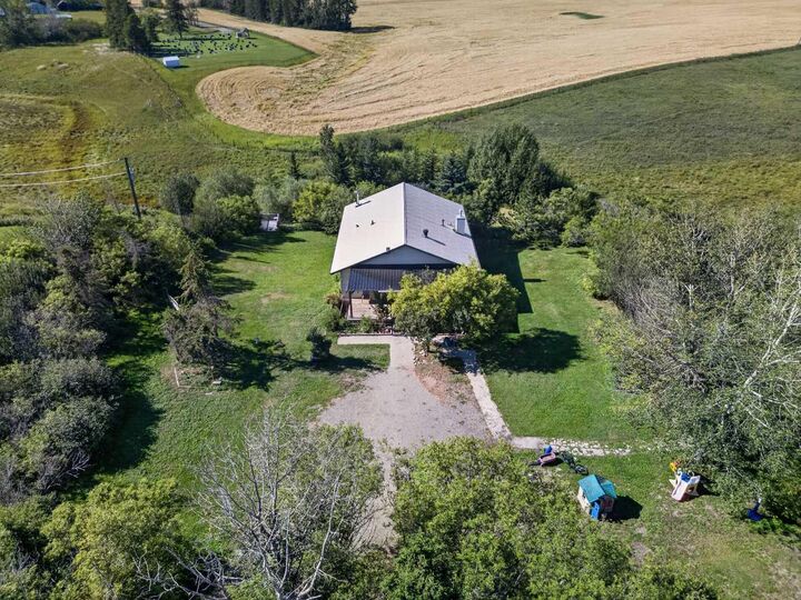 Property Photo:  30534 Range Road 284 10  AB T0M 0W0 