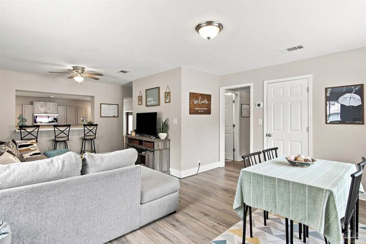 Property Photo: 6617 Lee St FL 32570