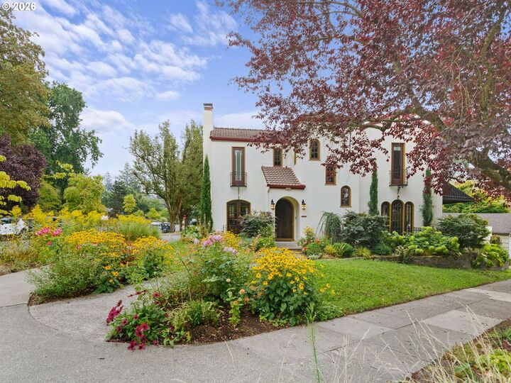 Property Photo:  2506 NE Ridgewood Dr  OR 97212 
