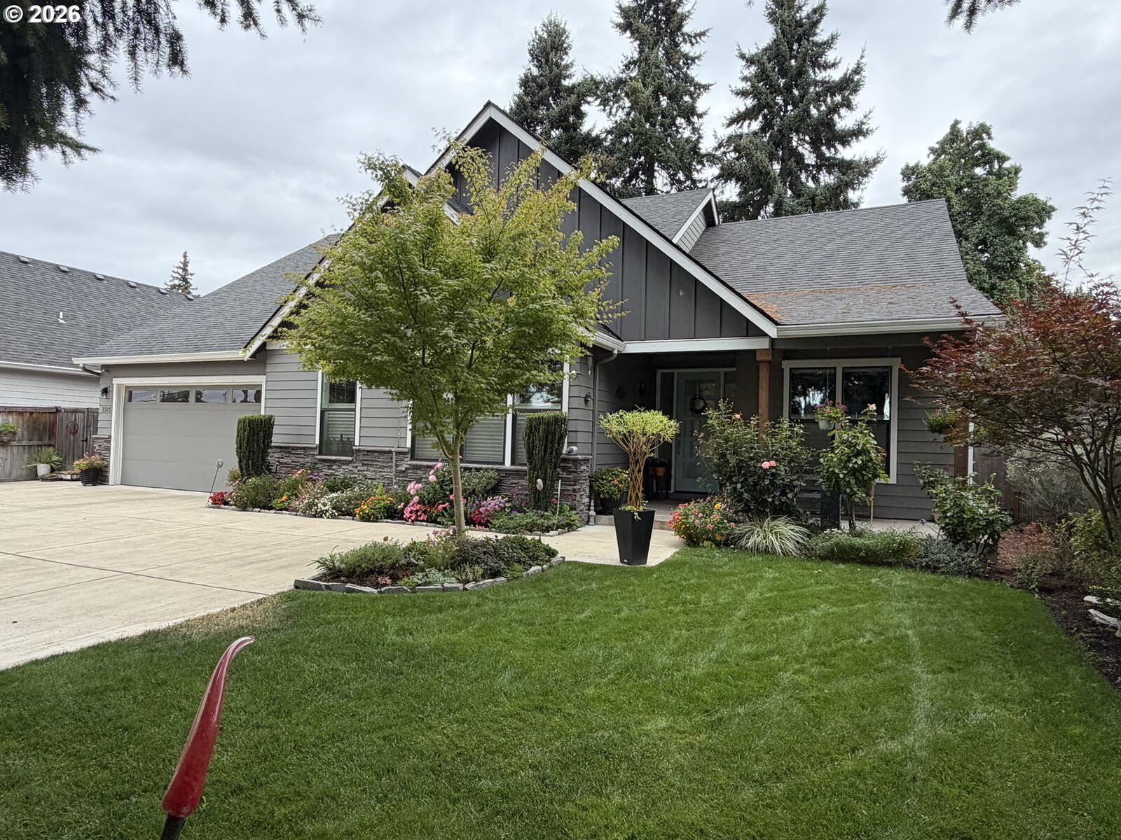 Property Photo: 2575 Crescent Ave OR 97408