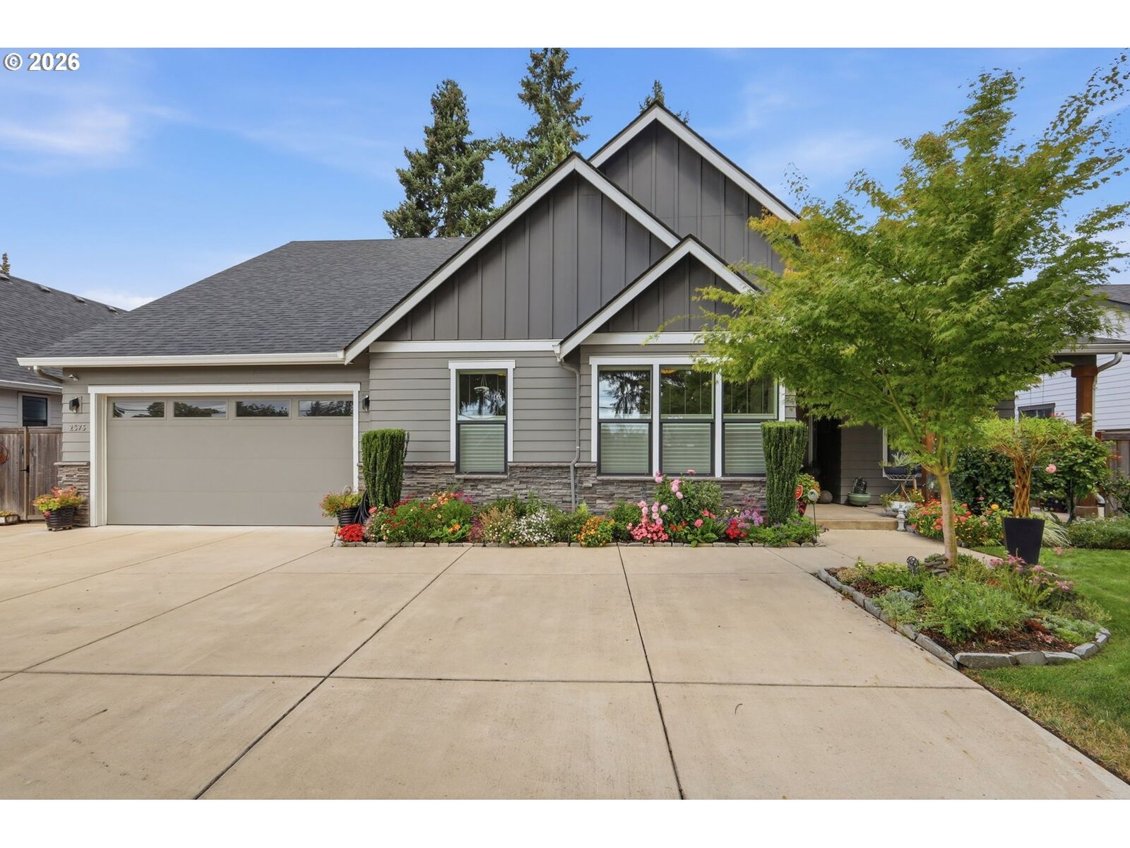 Property Photo:  2575 Crescent Ave  OR 97408 