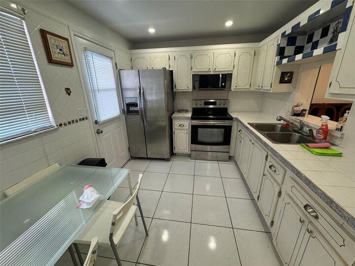 Property Photo:  301 NE 14th Avenue 708  FL 33009 