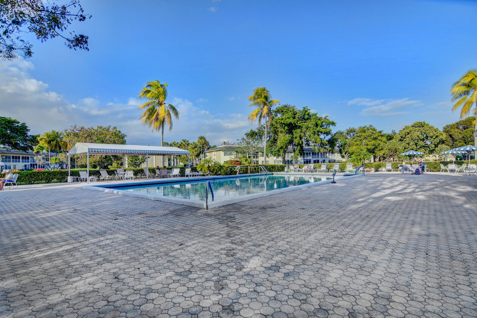 Property Photo:  372 W Riverbend Drive 372  FL 33326 