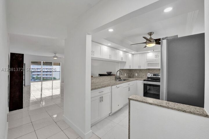 Property Photo:  170 SE 5th Ave 405  FL 33004 