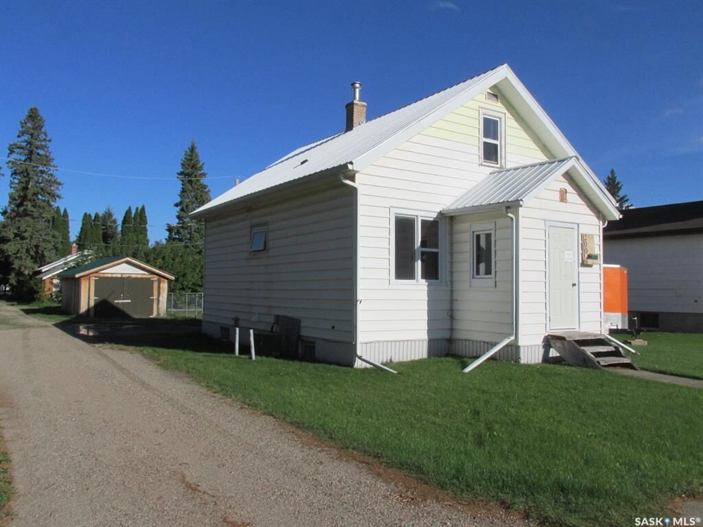 Property Photo:  200 Guloien Avenue  SK S0J 3B0 