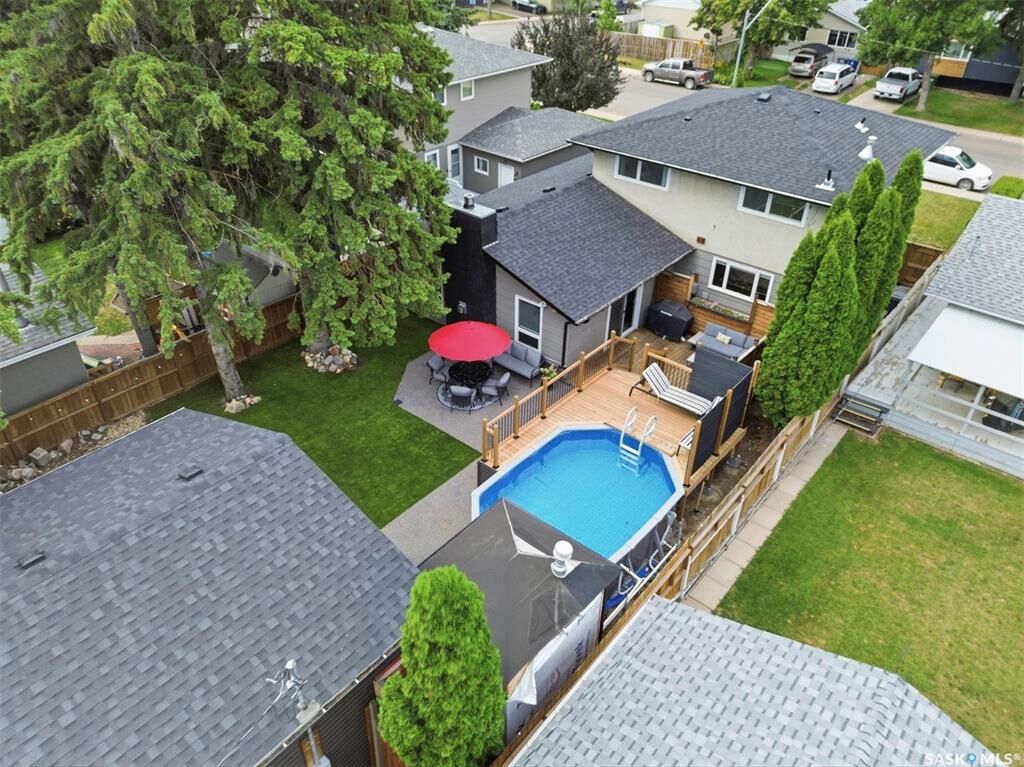 Property Photo:  207 113th Street W  SK S7N 1W1 