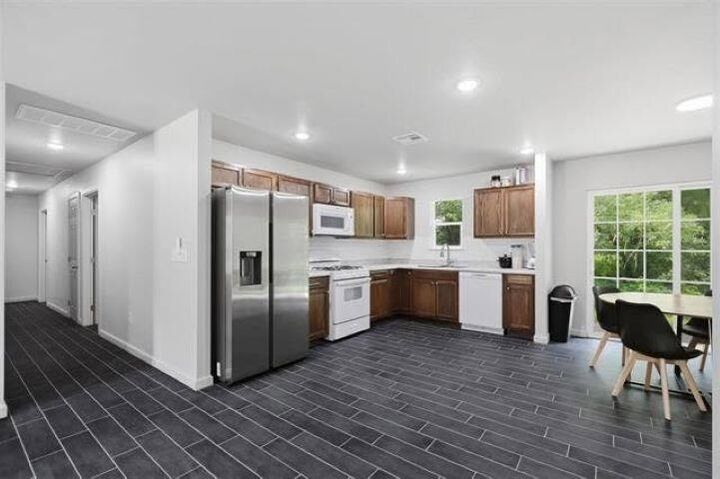Property Photo: 2302 E Sycamore Drive OK 74075