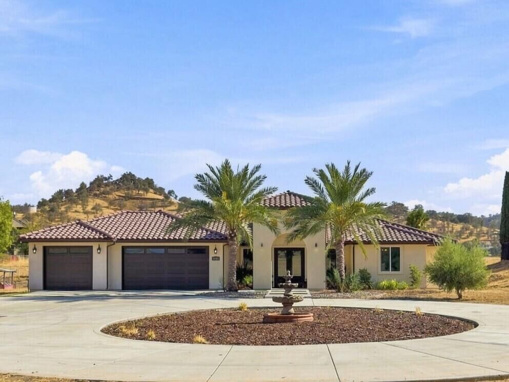 Property Photo:  32301 Pleasant Oak Drive  CA 93265 