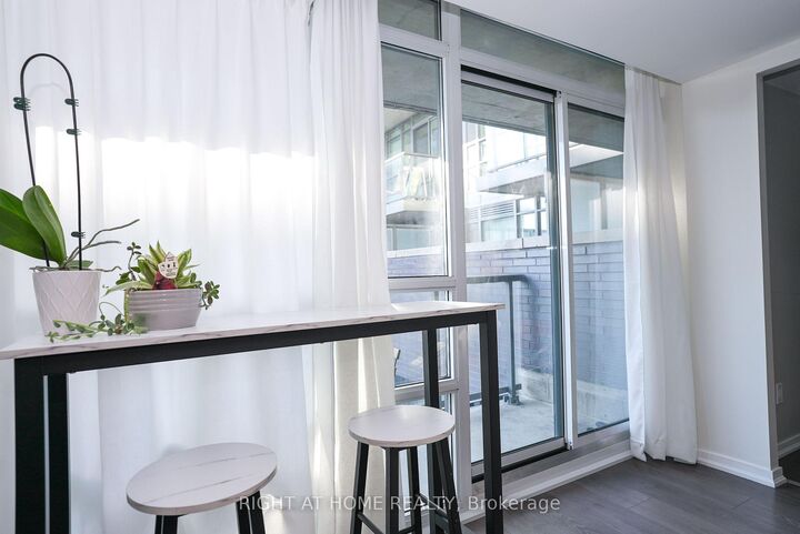 Property Photo: 68 Abell Street 938 ON M6J 0B1