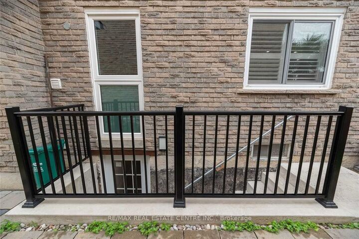 Property Photo:  265 Coxe Boulevard E  ON L9T 4L4 