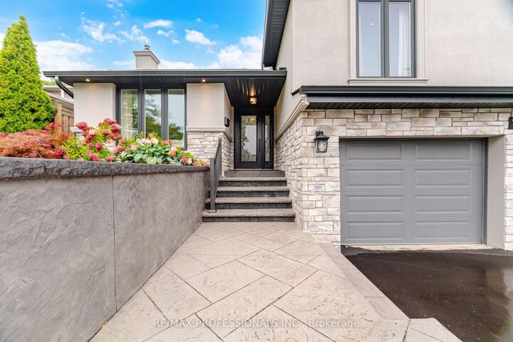 Property Photo:  1062 Mississauga Valley Boulevard  ON L5A 3J4 