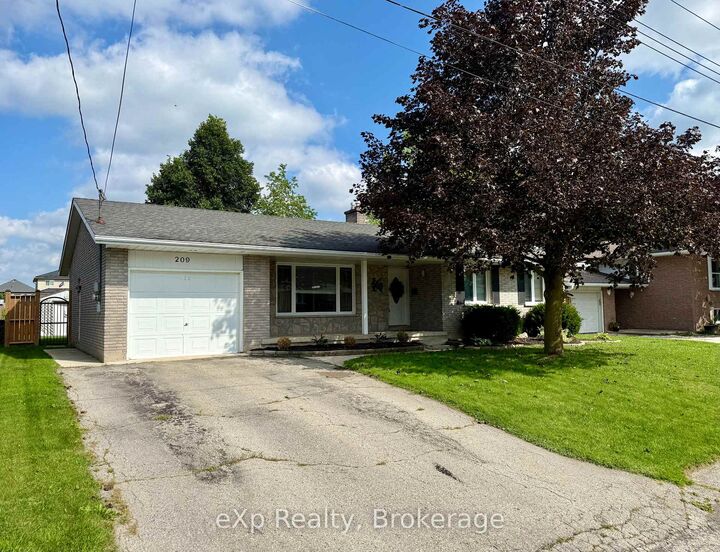 Property Photo:  209 15th Avenue  ON N4N 3E1 