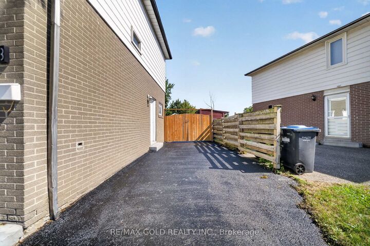 Property Photo:  8 Earnscliffe Gate  ON L6T 3B3 