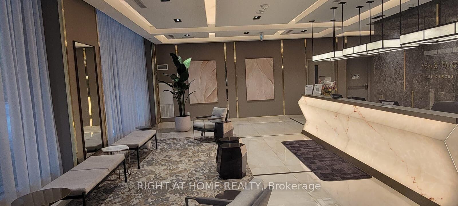 Property Photo: 543 Richmond Street W Lph15 ON M5V 0W9