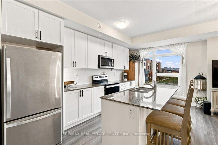 Property Photo:  1597 Rose Way 103  ON L9E 1N4 