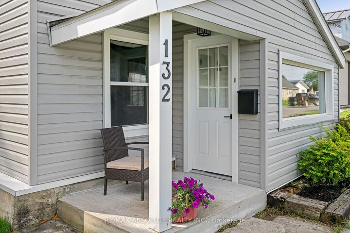 Property Photo:  132 Edward Street S  ON K7S 2X4 