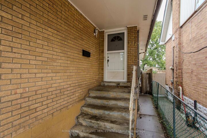 Property Photo:  307 Dunsmure Road  ON L8L 1X1 