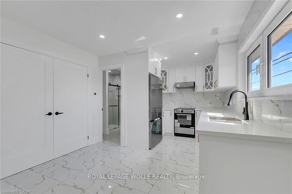 Property Photo:  581 Lancaster Street W 2  ON N2K 1M5 