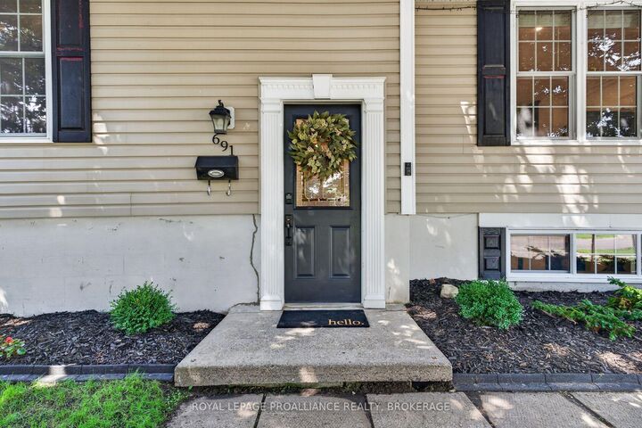 Property Photo:  691 Aylmer Crescent  ON K7M 6L7 