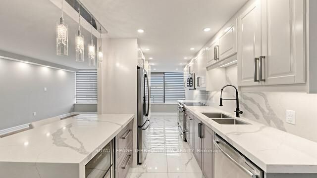 Property Photo:  7440 Bathurst Street 512  ON L4J 7K8 