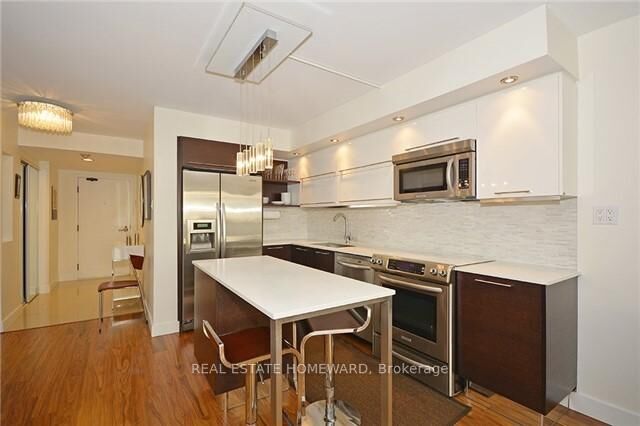 Property Photo:  15 Maitland Place 1912  ON M4Y 2X3 